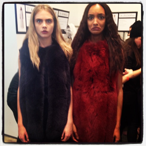 Cara Delevingne tweetuje z Fashion Week New York