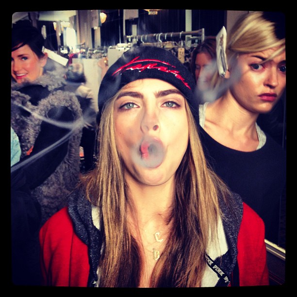 Cara Delevingne tweetuje z Fashion Week New York
