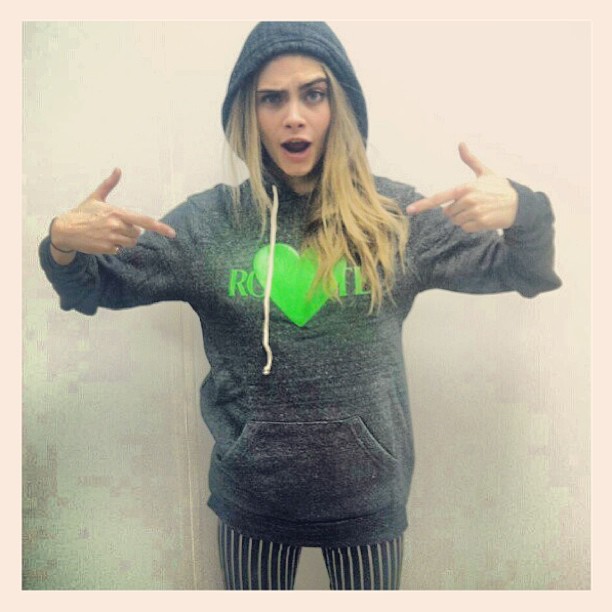 Cara Delevingne tweetuje z Fashion Week New York