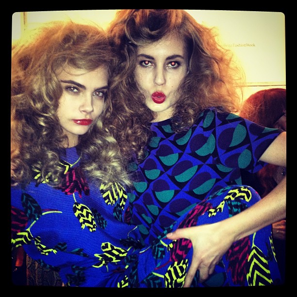 Cara Delevingne tweetuje z Fashion Week New York