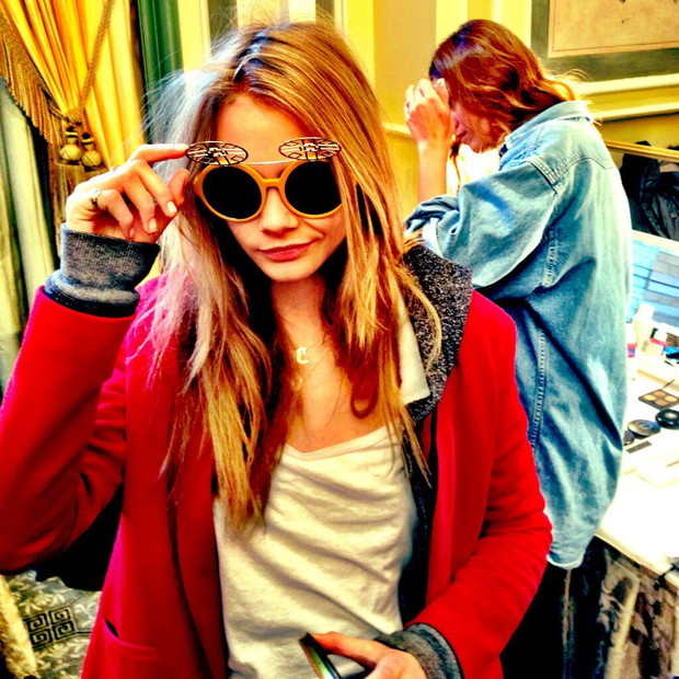 Cara Delevingne tweetuje z Fashion Week New York