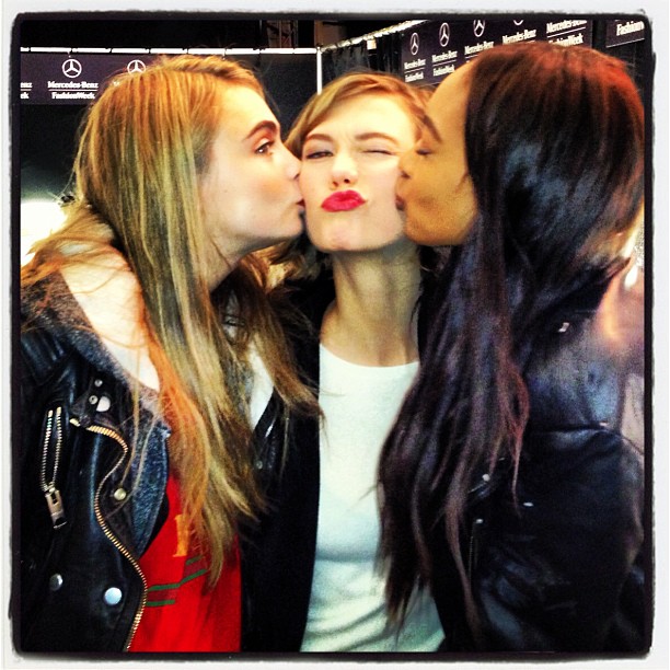 Cara Delevingne tweetuje z Fashion Week New York