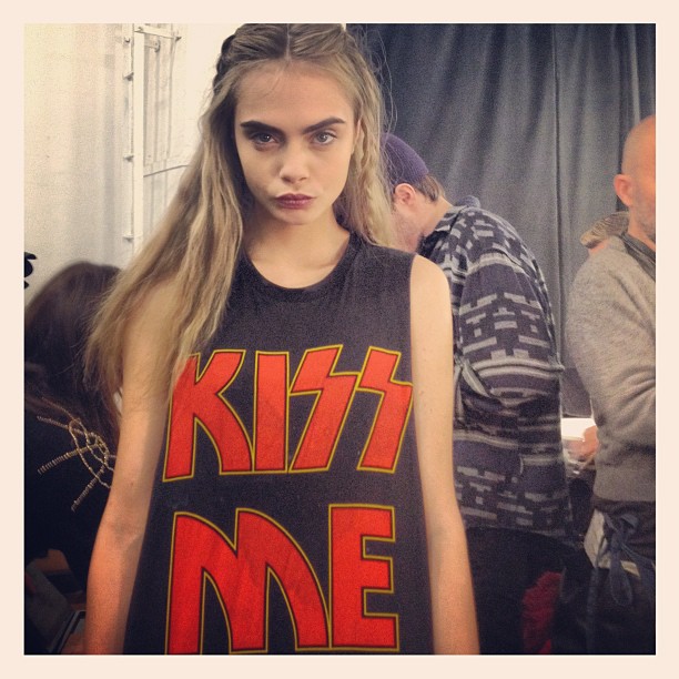 Cara Delevingne tweetuje z Fashion Week New York