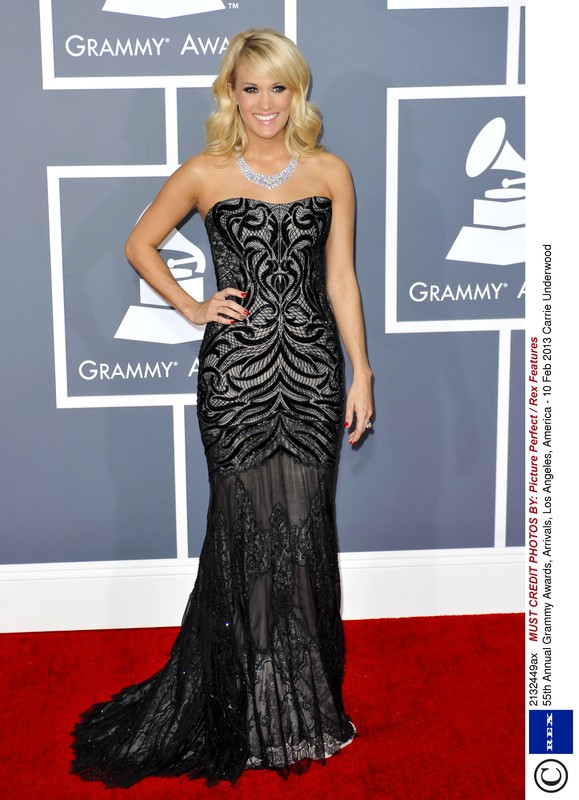 Carrie Underwood w sukni Roberto Cavalli na rozdaniu nagród Grammy 2013, fot. East News