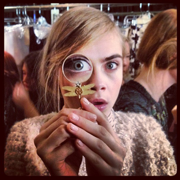 Cara Delevingne tweetuje z Fashion Week New York