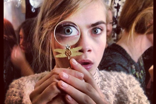 Cara Delevingne tweetuje z Fashion Week New York