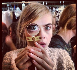 Cara Delevingne tweetuje z Fashion Week New York