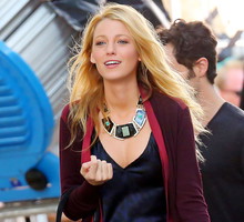 Blake Lively z torebką Burberry Orchard w Nowym Jorku, 28.08.2012, fot. serwis prasowy