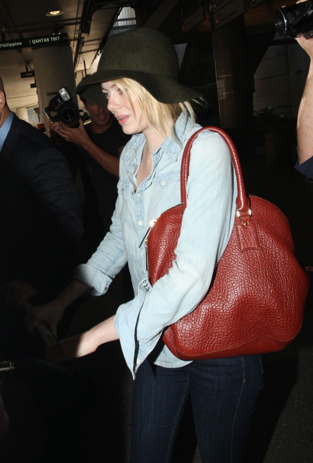 Emma Stone z torebką Burberry Orchard w Los Angeles, 05.10.2012, fot. serwis prasowy