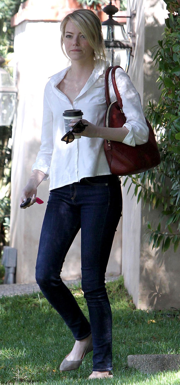 Emma Stone z torebką Burberry Orchard w Los Angeles, 08.10.2012, fot. serwis prasowy