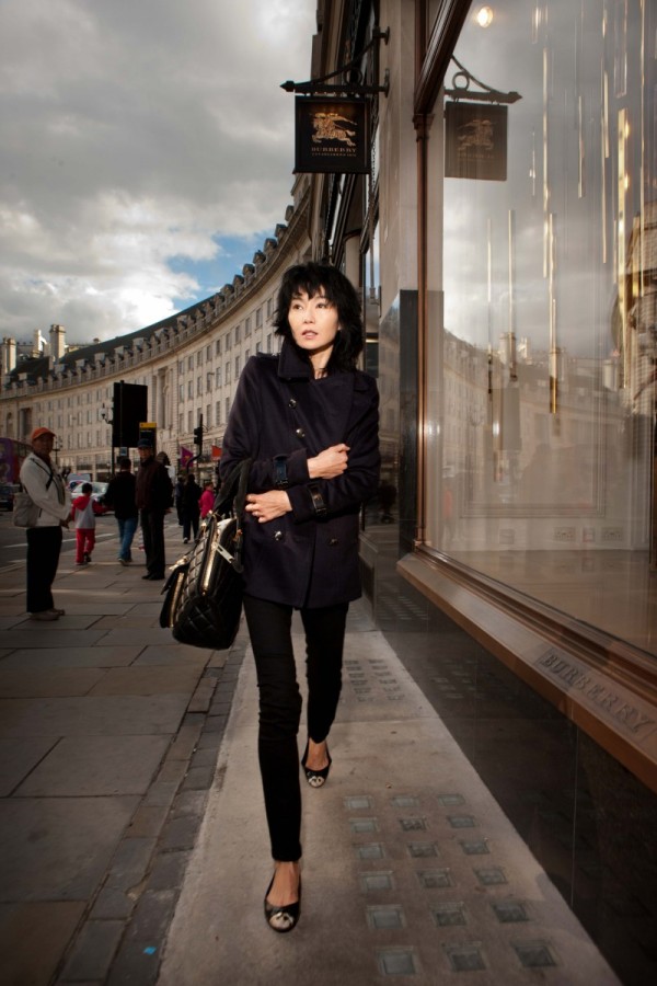 Hongkońska aktorka Maggie Cheung z torebką Burberry Orchard, 09.2012, fot. serwis prasowy