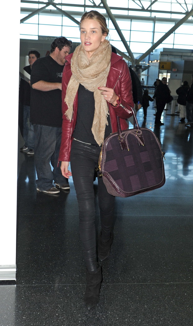 Rosie Huntington-Whiteley z torebką Burberry Orchard w Nowym Jorku, 23
