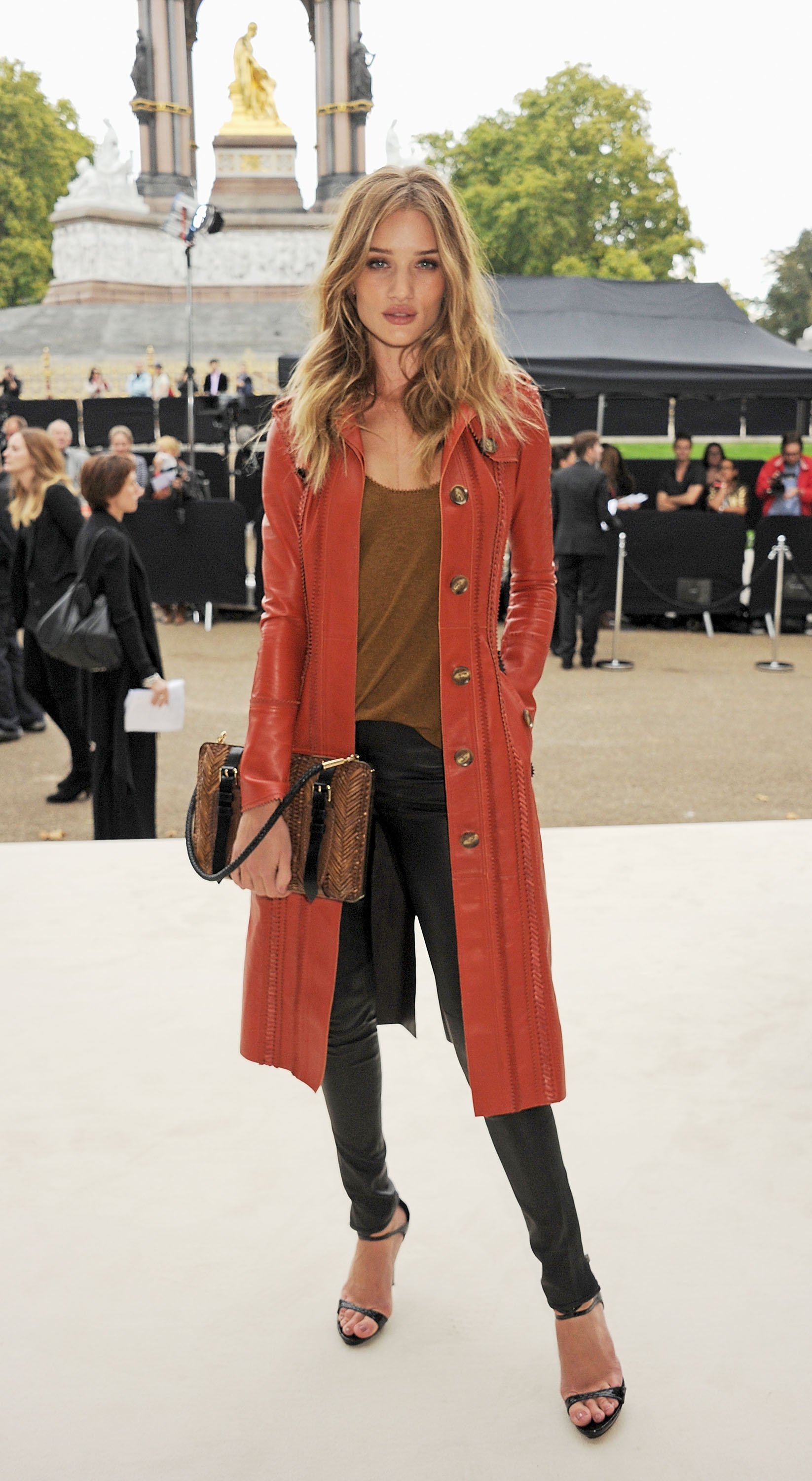 Rosie Huntington-Whiteley w płaszczu Burberry na pokazie Burberry Prorsum wiosna-lato 2012, fot. serwis prasowy