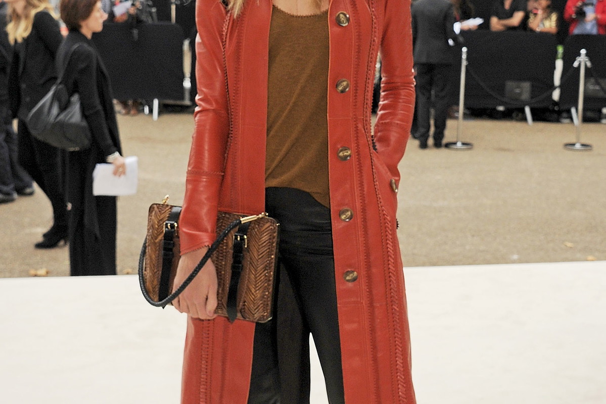 Rosie Huntington-Whiteley w płaszczu Burberry na pokazie Burberry Prorsum wiosna-lato 2012, fot. serwis prasowy