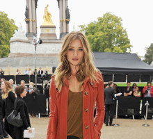 Rosie Huntington-Whiteley w płaszczu Burberry na pokazie Burberry Prorsum wiosna-lato 2012, fot. serwis prasowy