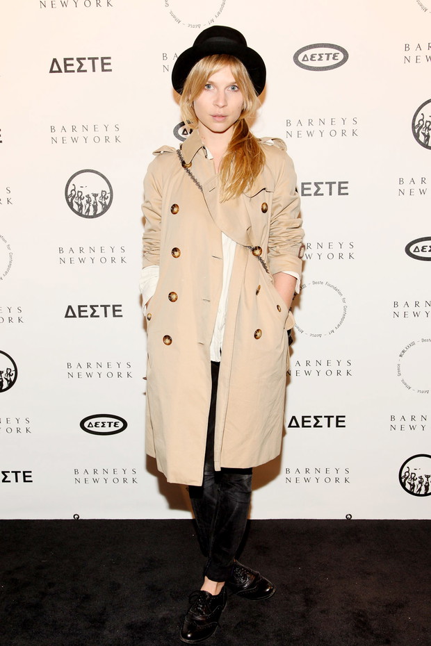 Clemence Poesy w płaszczu Burberry podczas imprezy w Nowym Jorku, fot. serwis prasowy