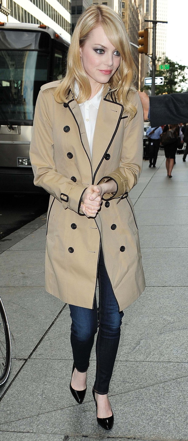 Emma Stone w płaszczu Burberry w Nowym Jorku, fot. serwis prasowy