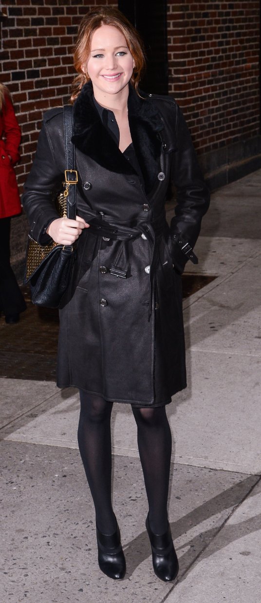 Jennifer Lawrence w płaszczu Burberry przed nagraniem programu Late Show with David Letterman w Nowym Jorku, fot. serwis prasowy
