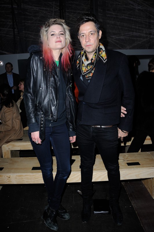 Gwiazdy na Paris Fashion Week: Alison Mosshart i Jamie Hince na pokazie Saint Laurent Paris, fot. East News
