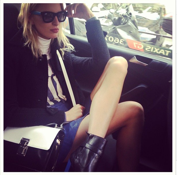 Gwiazdy na Twitterze: Karolina Kurkova w korku, fot. twitter.com 