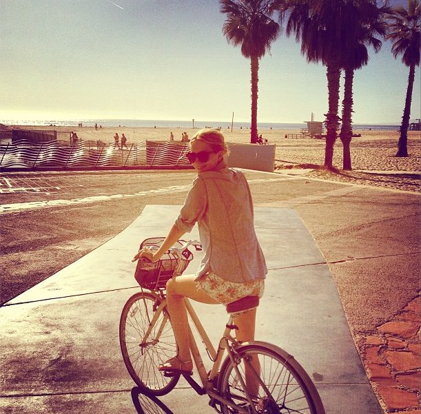 Gwiazdy na Twitterze: Poppy Delevingne jazda na rowerze po Venice, fot. twitter