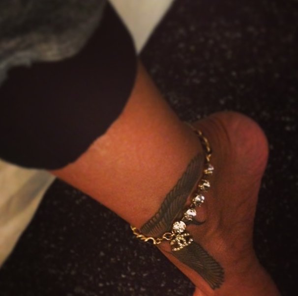 Gwiazdy na Twitterze: Rihanna spóźniony prezent urodzinowy, vintage Chanel, fot. twitter
