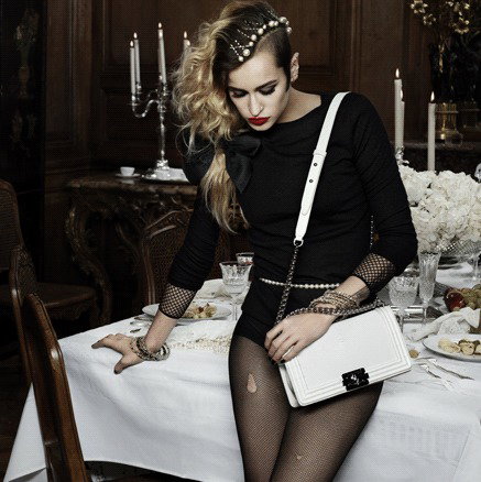 Alice Dellal dla Chanel: kolejna kampania torebki Boy