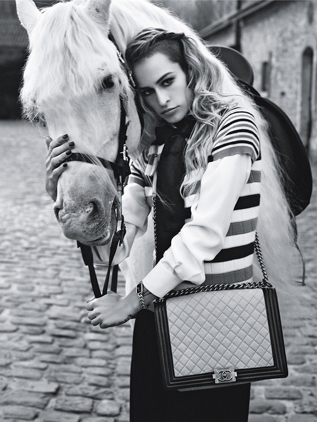 Alice Dellal dla Chanel: kolejna kampania torebki Boy
