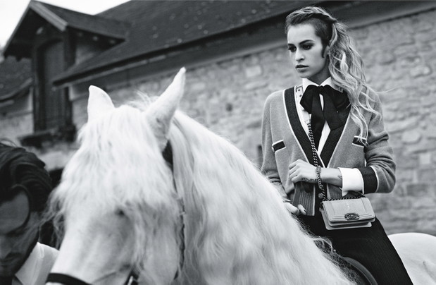 Alice Dellal dla Chanel: kolejna kampania torebki Boy