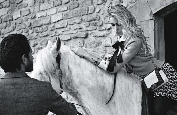 Alice Dellal dla Chanel: kolejna kampania torebki Boy
