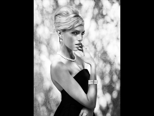 Anja Rubik w kampanii kolekcji perłowej biżuterii, fot. Marcin Tyszka