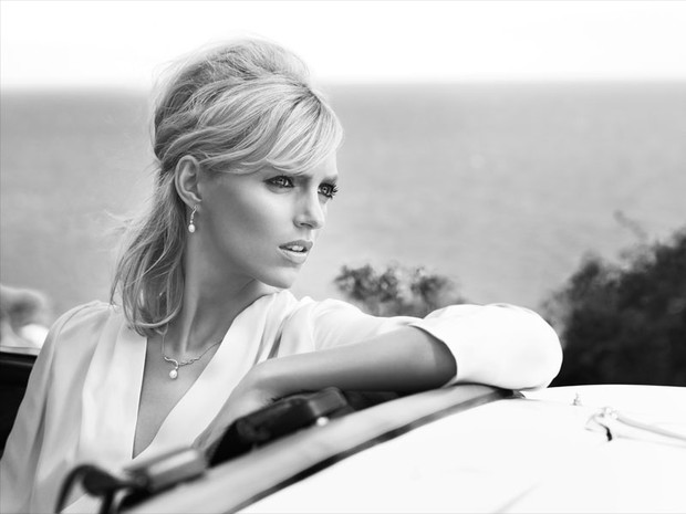 Anja Rubik w kampanii kolekcji perłowej biżuterii, fot. Marcin Tyszka