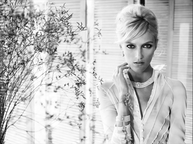 Anja Rubik w kampanii kolekcji perłowej biżuterii, fot. Marcin Tyszka