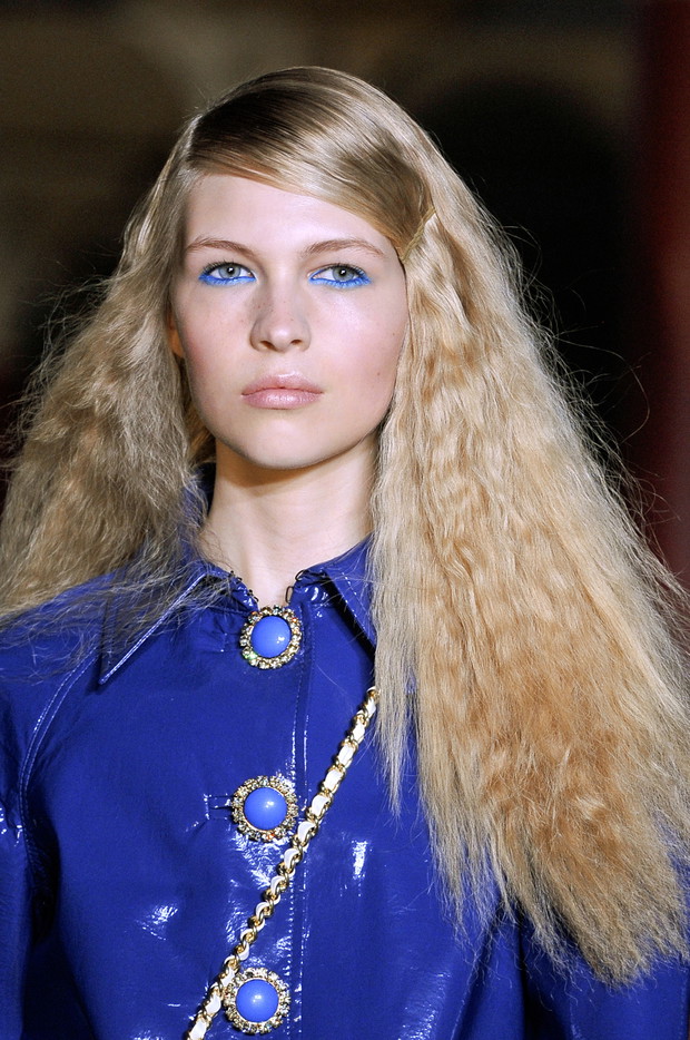 Trendy w makijażu na wiosnę 2013: Błękit u Moschino Cheap & Chic, fot. Imaxtree