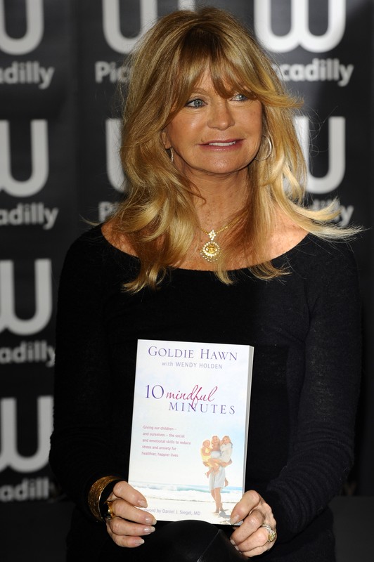 Gwiazdy piszą książki: Goldie Hawn jest autorką biografii oraz poradnika 10 Mindful Minutes, fot. East News