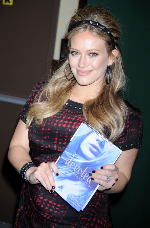 Gwiazdy piszą książki: Hilary Duff napisała trzy powieści, fot. East News