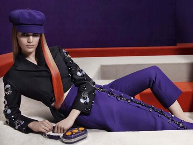 Vanessa Axente w kampanii Prada jesień-zima 2012. Fotograf Steven Meisel jest zauroczony Vanessą. Po kampaniach Prady często zaprasza modelkę na łamy Vogue Italia.
