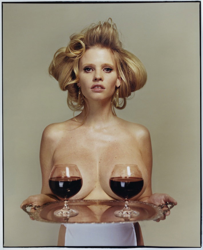 Lara Stone w i-D - ciążowego brzuszka nie widać