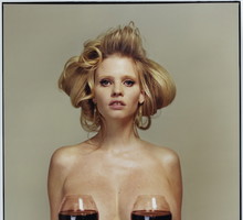 Lara Stone w i-D - ciążowego brzuszka nie widać