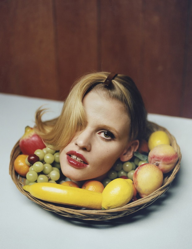 Lara Stone w i-D - ciążowego brzuszka nie widać