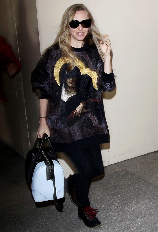 Gwiazdy prywatnie: Amanda Seyfried w bluzie Givenchy oraz z torebką Givenchy Lucrezia na lotnisku, Los Angeles, fot. East News