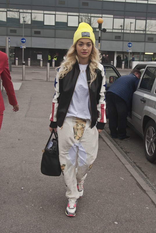 Gwiazdy prywatnie: Rita Ora na lotnisku Heathrow, Londyn, fot. East News