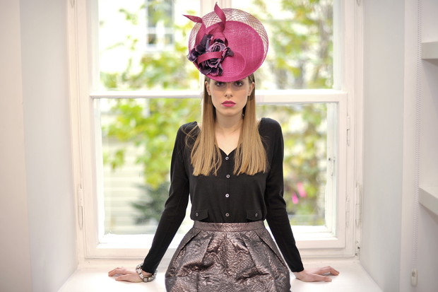 Modelka w kapeluszu Philip Treacy, fot. serwis prasowy