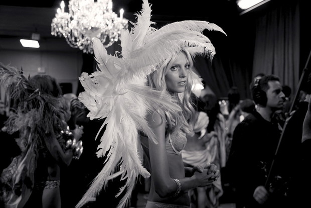 Niesamowite portrety modelek zza kulis Fashion Week Paris