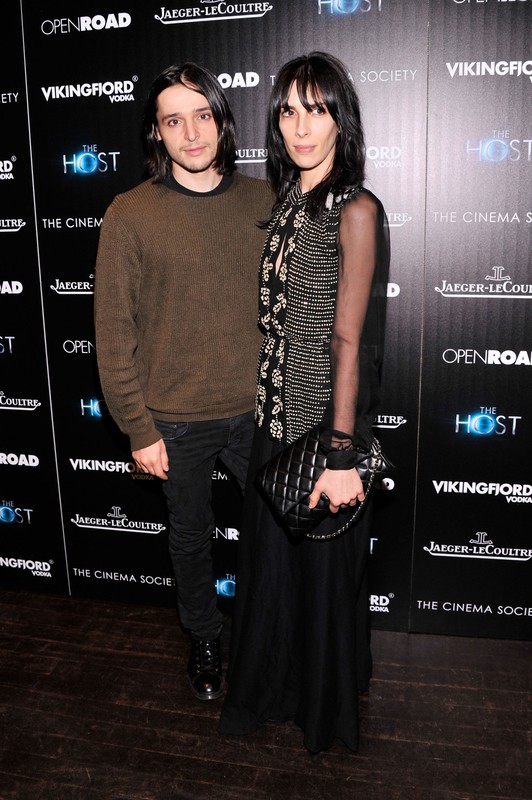 Olivier Theyskens i Jamie Bochert na premierze filmu Intruz z Nowym Jorku, fot. East News