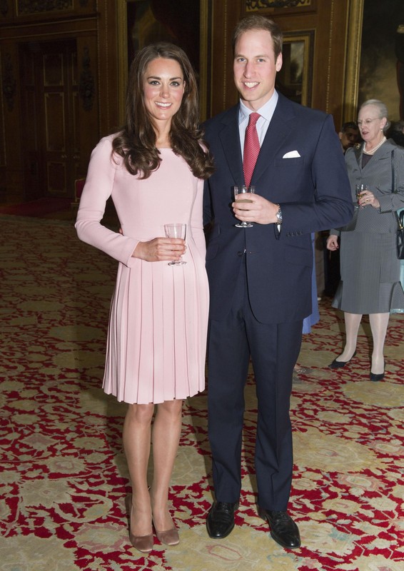 William & Kate na lunchu zorganizowanym przez Elżbietę II w zamku Windsor. Kate ma na sobie sukienkę Emilia Wickstead, fot. East News