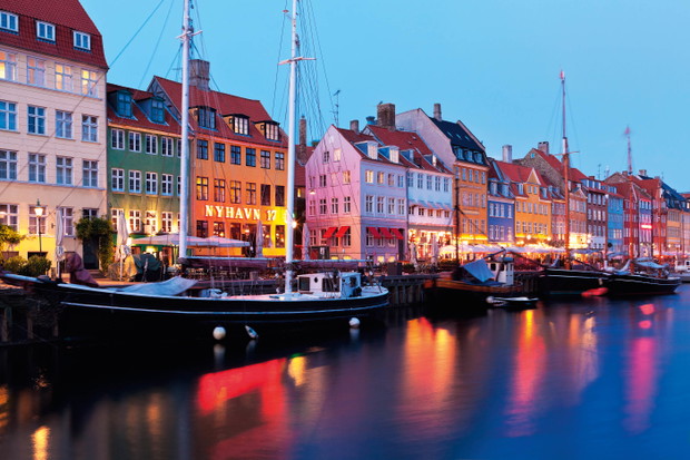 Nyhavn to najbarwniejszy kanał w mieście. Jego nadbrzeże po zmroku zamienia się w dzielnicę imprez.Fot. fotolia