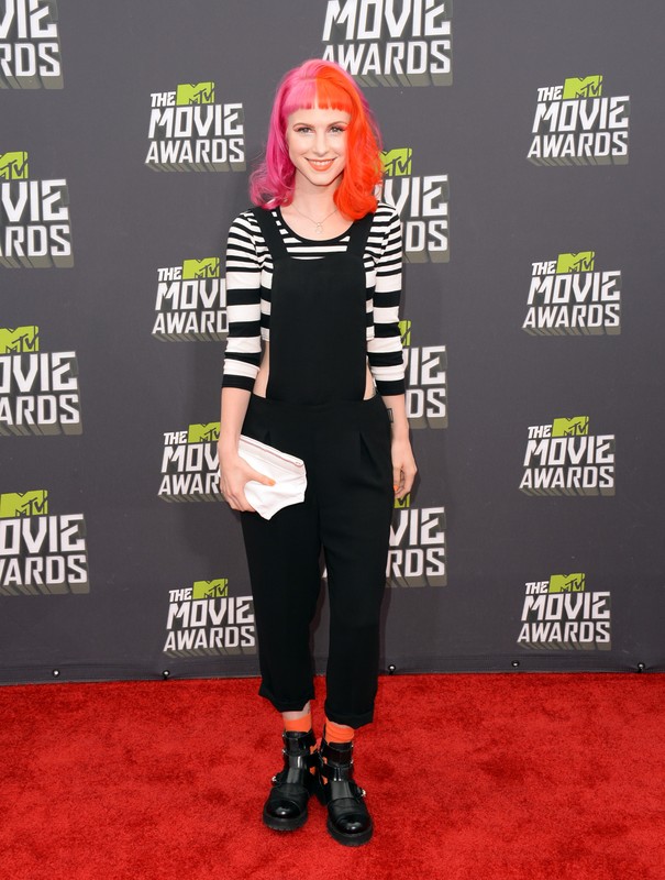 MTV Movie Awards 2013: Hayley Williams w topie Topshop i kombinezonie Zara, fot. East News