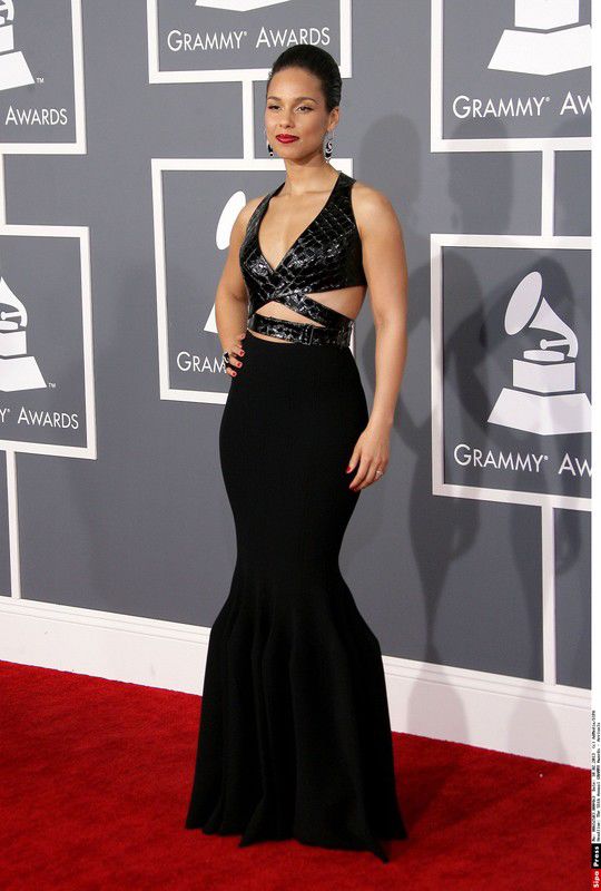 Trendy 2013: odkryty brzuch. Alicia Keys w sukni Azzedine Alaia na rozdaniu nagród Grammy 2013, fot. East News