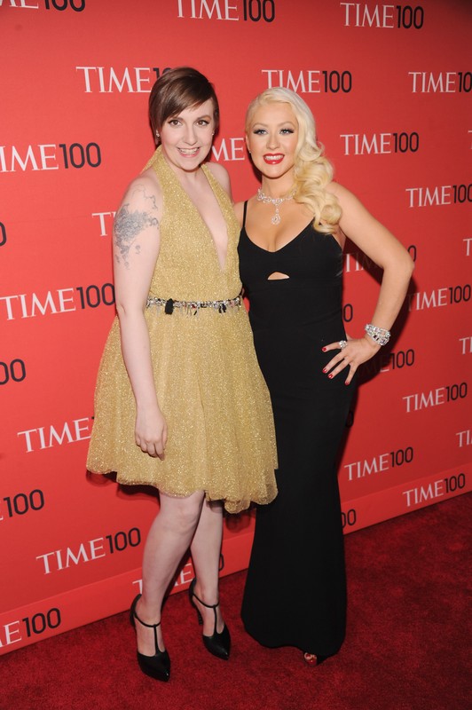 Gala Time 100: Lena Dunham (w sukience Saint Laurent) i Christina Aguilera (w sukni Victoria Beckham), fot. East News